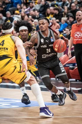 Cobe Williams (BMA365 Bamberg Baskets, 24) vs. Stefan Smith (MHP RIESEN Ludwigsburg, 03) und Gavin Schilling (MHP RIESEN Ludwigsburg, 34) GER, MHP Riesen vs. BMA365 Bamberg Baskets, Basketball Bundesliga, easycredit BBL, 19. Spieltag, Spielzeit 2025 2026, 07.02.2026 GER, MHP Riesen vs. BMA365 Bamberg Baskets, Basketball Bundesliga, easycredit BBL, 19. Spieltag, Spielzeit 2025 2026, 07.02.2026 Ludwigsburg Copyright: xSandyxDinkelackerx EP_SDR