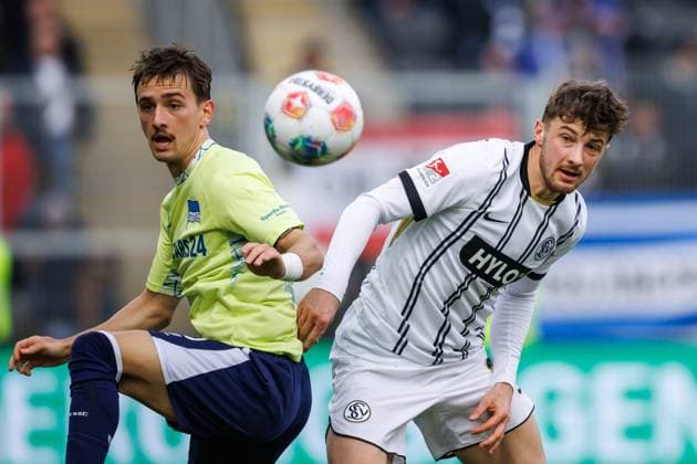 Michal Karbownik (Hertha BSC Berlin) im Zweikampf mit Lukas Petkov (SV 07 Elversberg), SV Elversberg vs Hertha BSC Berlin, Fussball, 2. Bundesliga, 21. Spieltag, Saison 2025 2026, 07.02.2026 DFB regulations prohibit any use of photographs as image sequences and or quasi-video. SV Elversberg vs Hertha BSC Berlin, Fussball, 2. Bundesliga, 21. Spieltag, Saison 2025 2026, 07.02.2026