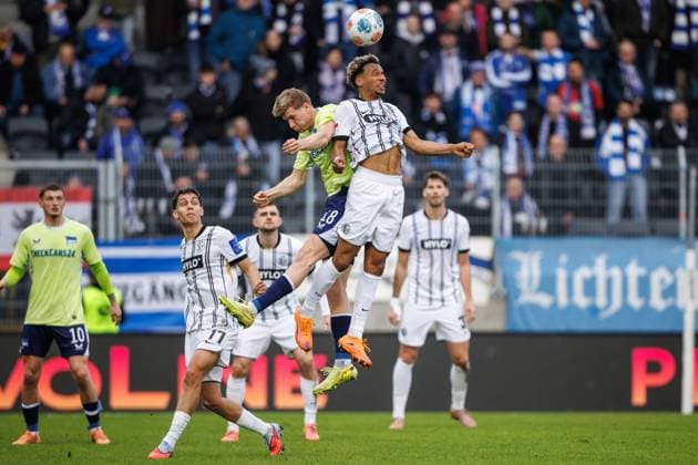 Bambase Conte (SV 07 Elversberg) im Kopfballduell mit Luca Schuler (Hertha BSC Berlin), SV Elversberg vs Hertha BSC Berlin, Fussball, 2. Bundesliga, 21. Spieltag, Saison 2025 2026, 07.02.2026 DFB regulations prohibit any use of photographs as image sequences and or quasi-video. SV Elversberg vs Hertha BSC Berlin, Fussball, 2. Bundesliga, 21. Spieltag, Saison 2025 2026, 07.02.2026