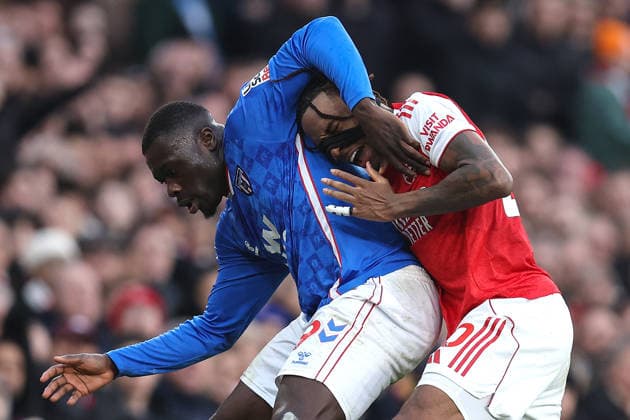 Arsenal v Sunderland 07 February 2026, London - Premier League Football - Arsenal v Sunderland - Brian Brobbey of Sunderland catches the headband of Noni Madueke of Arsenal, pulling it down over his face - Photo: Charlotte Wilson Offside. London UK Copyright: xCharlottexWilsonx xOffsidexOffside