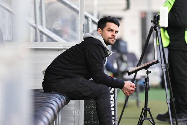 07.02.2026, Fussball, Herren, 3. Liga, 23. Spieltag Saison 2025-2026 Dritte Liga: SV Wehen Wiesbaden - FC Schweinfurt 05 Trainer Victor Kleinhenz (FC Schweinfurt 05) auf der Trainerbank sitzend, Einzelfoto Wiesbaden Brita-Arena Wiesbaden Hessen Deutschland