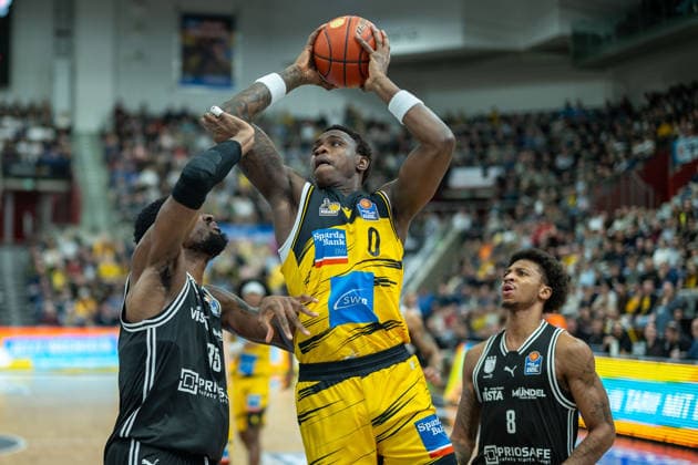 Ejiofor Onu (Bamberg Baskets, 35), Babacar Sane (MHP RIESEN Ludwigsburg, 00), Demarcus Marquette Demonia (Bamberg Baskets, 08), GER, MHP Riesen vs. BMA365 Bamberg Baskets, Basketball Bundesliga, easycredit BBL, 19. Spieltag, Spielzeit 2025 2026, 07.02.2026, GER, MHP Riesen vs. BMA365 Bamberg Baskets, Basketball Bundesliga, easycredit BBL, 19. Spieltag, Spielzeit 2025 2026, 07.02.2026 Ludwigsburg Copyright: xEibner-Pressefoto SaschaxWaltherx EP_EER