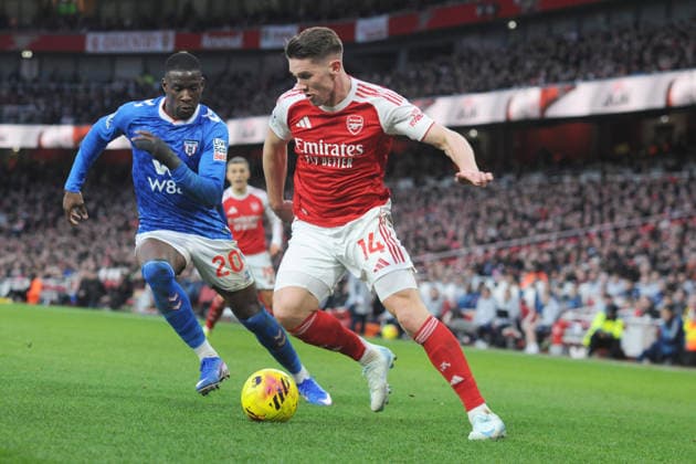Football - 2025 2026 Premier League - Arsenal vs Sunderland - Emirates Stadium - Saturday 7th February 2026 Viktor Gyokeres of Arsenal and Nordi Mukiele of Sunderland 