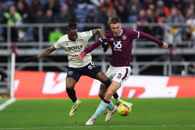 Burnley v West Ham United Premier League Aaron Wan-Bissaka of West Ham United against Maxime Esteve of Burnley during the Premier League match at Turf Moor, Burnley 07 02 2026 UK Newspapers OUT Copyright: xRyanxJenkinsonx FIL-22931-0070