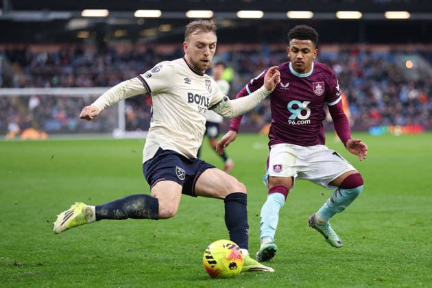 Burnley v West Ham United Premier League Jarrod Bowen of West Ham United crosses the ball while battling with Marcus Edwards of Burnley during the Premier League match at Turf Moor, Burnley 07 02 2026 UK Newspapers OUT Copyright: xRyanxJenkinsonx FIL-22931-0079