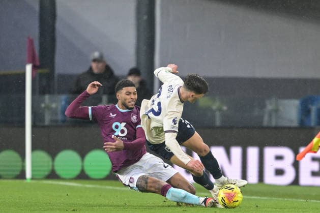 7th February 2026; Turf Moor, Burnley, Lancashire, England; Premier League Football, Burnley versus West Ham United; Josh Laurent of Burnley tussles with Freddie Potts of West Ham United for the ball  LeexDurkin