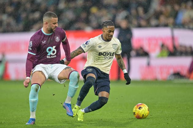 7th February 2026; Turf Moor, Burnley, Lancashire, England; Premier League Football, Burnley versus West Ham United; Kyle Walker of Burnley pressures Crysencio Summerville of West Ham United for the ball  LeexDurkin