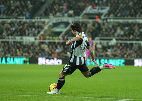 Premier League Newcastle Untied v Brentford Sandro Tonali of Newcastle United takes a shot on goal during the Premier League match Newcastle Untied vs Brentford at St. James s Park, Newcastle, United Kingdom on 07 February 2026 (Photo by Richard Bierton News Images) Newcastle St. James s Park Tyne and Wear United Kingdom Copyright: xRichardxBierton NewsxImagesx
