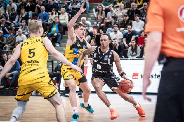 Austin Crowley (BMA365 Bamberg Baskets, 85) vs. Julis Baumer (MHP RIESEN Ludwigsburg, 37) und Toms Skuja (MHP RIESEN Ludwigsburg, 05) GER, MHP Riesen vs. BMA365 Bamberg Baskets, Basketball Bundesliga, easycredit BBL, 19. Spieltag, Spielzeit 2025 2026, 07.02.2026 GER, MHP Riesen vs. BMA365 Bamberg Baskets, Basketball Bundesliga, easycredit BBL, 19. Spieltag, Spielzeit 2025 2026, 07.02.2026 Ludwigsburg Copyright: xSandyxDinkelackerx EP_SDR