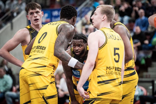 Traveon Buchanan (MHP RIESEN Ludwigsburg, 02) - kritischer Blick im Teamkreis zu Babacar Sane (MHP RIESEN Ludwigsburg, 00) GER, MHP Riesen vs. BMA365 Bamberg Baskets, Basketball Bundesliga, easycredit BBL, 19. Spieltag, Spielzeit 2025 2026, 07.02.2026 GER, MHP Riesen vs. BMA365 Bamberg Baskets, Basketball Bundesliga, easycredit BBL, 19. Spieltag, Spielzeit 2025 2026, 07.02.2026 Ludwigsburg Copyright: xSandyxDinkelackerx EP_SDR