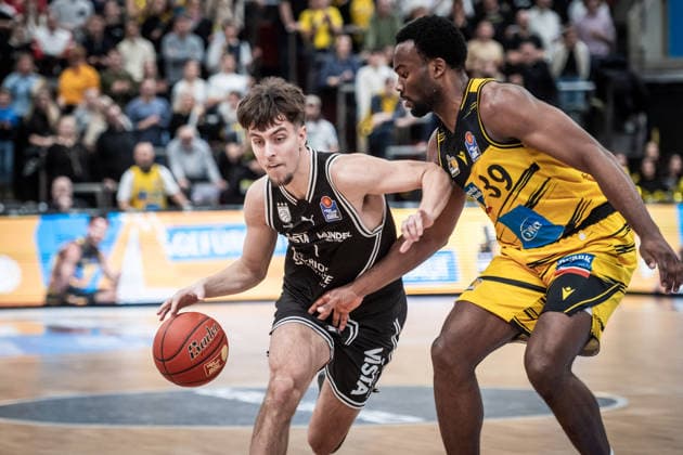 Zachary Ensminger (BMA365 Bamberg Baskets, 01) vs. Maxwell Dongmo Temoka (MHP RIESEN Ludwigsburg, 39) GER, MHP Riesen vs. BMA365 Bamberg Baskets, Basketball Bundesliga, easycredit BBL, 19. Spieltag, Spielzeit 2025 2026, 07.02.2026 GER, MHP Riesen vs. BMA365 Bamberg Baskets, Basketball Bundesliga, easycredit BBL, 19. Spieltag, Spielzeit 2025 2026, 07.02.2026 Ludwigsburg Copyright: xSandyxDinkelackerx EP_SDR