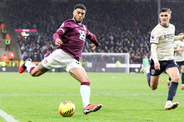 Josh Laurent (29 Burnley) controls the ball during the Premier League match between Burnley and West Ham United at Turf Moor in Burnley, England on February 7th 2026. Copyright: xSeanxChandlerx xSPPx Sportspressphoto_SPR89410