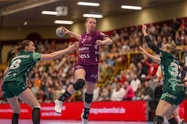 GER, Bensheim, HSG Bensheim Auerbach Flames vs TuS Metzingen, Alsco Handball Bundesliga Frauen, Handball, DHB, Spielzeit 2025 2026, Weststadthalle Bensheim, 16. Spieltag im Bild v.l.: Lena Degenhardt (HSG Bensheim Auerbach Flames Frauen 8), Naina Klein (TuS Metzingen Handball 9) DFB DFL REGULATIONS PROHIBIT ANY USE OF PHOTOGRAPHS AS IMAGE SEQUENCES AND OR QUASI-VIDEO, 07.02.2026 Copyright: HMBxMedia HendrikxHamelau