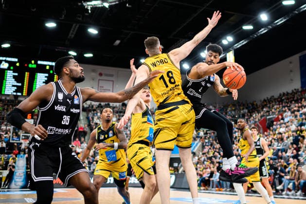 Ludwigsburg, BBL - 25 26 - MHP Riesen Ludwigsburg vs. Bamberg Baskets v.li. Ejiofor Onu (Bamberg), Jonas Wohlfarth-Bottermann (Ludwigsburg), Imbrahim Watson (Bamberg) Ludwigsburg MHP Arena Baden-Württemberg Deutschland