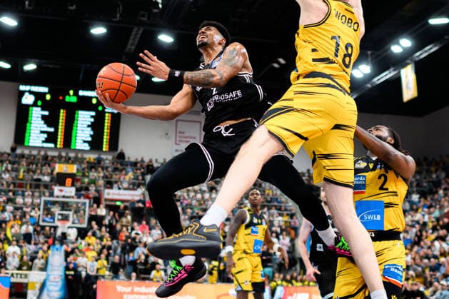 Ludwigsburg, BBL - 25 26 - MHP Riesen Ludwigsburg vs. Bamberg Baskets Imbrahim Watson (Bamberg), Jonas Wohlfarth-Bottermann (Ludwigsburg), Traveon Buchanan (Ludwigsburg) Ludwigsburg MHP Arena Baden-Württemberg Deutschland