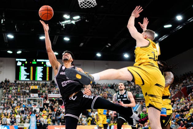 Ludwigsburg, BBL - 25 26 - MHP Riesen Ludwigsburg vs. Bamberg Baskets Imbrahim Watson (Bamberg), Jonas Wohlfarth-Bottermann (Ludwigsburg), Traveon Buchanan (Ludwigsburg) Ludwigsburg MHP Arena Baden-Württemberg Deutschland