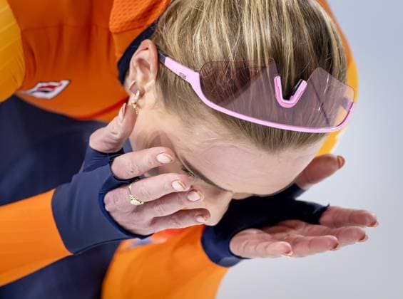 MILAN - Joy Beune reacts after the 3,000-meter long track Speed skating, Eisschnelllauf event at the Milan Speed Skating Stadium during the Milan Winter Olympics. SEM VAN DER WAL ANP xVIxANPxSportx xxANPxIVx 549934910 originalFilename: 549934910.jpg