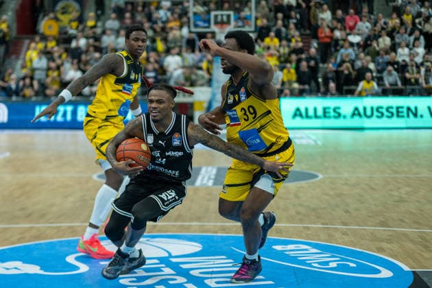 Babacar Sane (MHP RIESEN Ludwigsburg, 00), Cobe Williams (Bamberg Baskets, 24), Maxwell Temoka (MHP RIESEN Ludwigsburg, 39), GER, MHP Riesen vs. BMA365 Bamberg Baskets, Basketball Bundesliga, easycredit BBL, 19. Spieltag, Spielzeit 2025 2026, 07.02.2026, GER, MHP Riesen vs. BMA365 Bamberg Baskets, Basketball Bundesliga, easycredit BBL, 19. Spieltag, Spielzeit 2025 2026, 07.02.2026 Ludwigsburg Copyright: xEibner-Pressefoto SaschaxWaltherx EP_EER