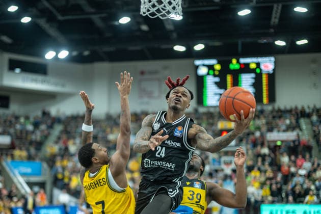 Elijah Hughes (MHP RIESEN Ludwigsburg, 07), Cobe Williams (Bamberg Baskets, 24), Maxwell Temoka (MHP RIESEN Ludwigsburg, 39), GER, MHP Riesen vs. BMA365 Bamberg Baskets, Basketball Bundesliga, easycredit BBL, 19. Spieltag, Spielzeit 2025 2026, 07.02.2026, GER, MHP Riesen vs. BMA365 Bamberg Baskets, Basketball Bundesliga, easycredit BBL, 19. Spieltag, Spielzeit 2025 2026, 07.02.2026 Ludwigsburg Copyright: xEibner-Pressefoto SaschaxWaltherx EP_EER