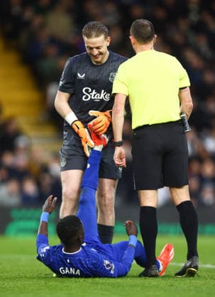 Fulham v Everton, English Premier League, Craven Cottage, London, UK - 07 02 2026 Jordan Pickford assists Idrissa Gueye of Everton with cramp relief during the Premier League game against Fulham at Craven Cottage London Craven Cottage London GBR, UK NEWSPAPERS OUT Copyright: xMarkxGreenwoodx