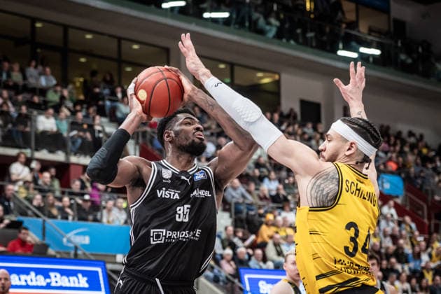 Ejiofor Onu (BMA365 Bamberg Baskets, 35) vs. Gavin Schilling (MHP RIESEN Ludwigsburg, 34) GER, MHP Riesen vs. BMA365 Bamberg Baskets, Basketball Bundesliga, easycredit BBL, 19. Spieltag, Spielzeit 2025 2026, 07.02.2026 GER, MHP Riesen vs. BMA365 Bamberg Baskets, Basketball Bundesliga, easycredit BBL, 19. Spieltag, Spielzeit 2025 2026, 07.02.2026 Ludwigsburg Copyright: xSandyxDinkelackerx EP_SDR