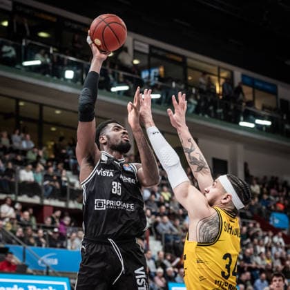 Ejiofor Onu (BMA365 Bamberg Baskets, 35) vs. Gavin Schilling (MHP RIESEN Ludwigsburg, 34) GER, MHP Riesen vs. BMA365 Bamberg Baskets, Basketball Bundesliga, easycredit BBL, 19. Spieltag, Spielzeit 2025 2026, 07.02.2026 GER, MHP Riesen vs. BMA365 Bamberg Baskets, Basketball Bundesliga, easycredit BBL, 19. Spieltag, Spielzeit 2025 2026, 07.02.2026 Ludwigsburg Copyright: xSandyxDinkelackerx EP_SDR