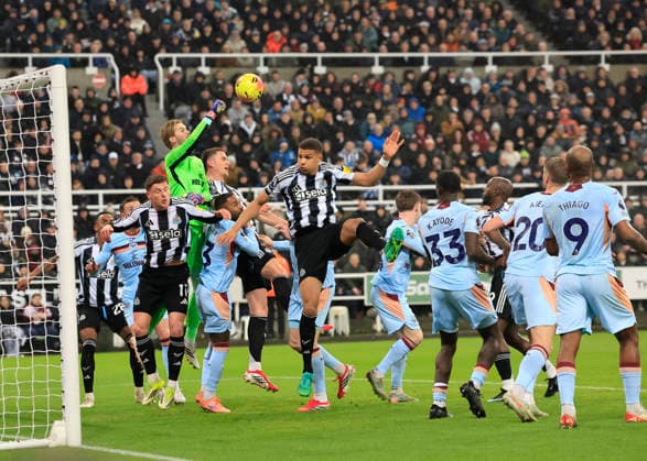 Newcastle United v Brentford Premier League Caoimhin Kelleher of Brentford punches ball clear during the Premier League match at St. James s Park, Newcastle 07 02 2026 UK Newspapers OUT Copyright: xFredxPalmerx FIL-22936-0060