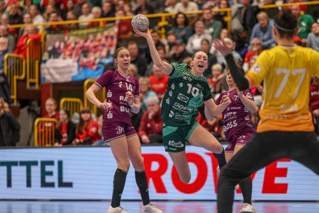 GER, Bensheim, HSG Bensheim Auerbach Flames vs TuS Metzingen, Alsco Handball Bundesliga Frauen, Handball, DHB, Spielzeit 2025 2026, Weststadthalle Bensheim, 16. Spieltag im Bild v.l.: Klara Schlegel (TuS Metzingen), Matilda Ehlert (HSG Bensheim Auerbach Flames Frauen 10) DFB DFL REGULATIONS PROHIBIT ANY USE OF PHOTOGRAPHS AS IMAGE SEQUENCES AND OR QUASI-VIDEO, 07.02.2026 Copyright: HMBxMedia HendrikxHamelau