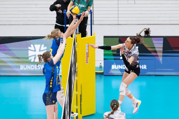 1. Volleyball Bundesliga Frauen: Schwarz-Weiss Erfurt vs. SSC Palmberg Schwerin; Erfurt; 07.02.2026 Isabel Kova?i? ( 11; Schwarz-Weiss Erfurt) gegen Helena Kok ( 20; SSC Palmberg Schwerin) (oben) und Britte Mayke Stuut ( 8; SSC Palmberg Schwerin) (vorne) 1. Volleyball Bundesliga Frauen: Schwarz-Weiss Erfurt vs. SSC Palmberg Schwerin; Riethsporthalle Erfurt; 07.02.2026 Copyright: xBEAUTIFULxSPORTS Duehringx
