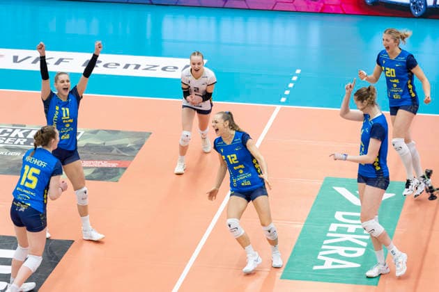 1. Volleyball Bundesliga Frauen: Schwarz-Weiss Erfurt vs. SSC Palmberg Schwerin; Erfurt; 07.02.2026 Jubel, Hannah Kohn ( 12; SSC Palmberg Schwerin) mit Mannschaft 1. Volleyball Bundesliga Frauen: Schwarz-Weiss Erfurt vs. SSC Palmberg Schwerin; Riethsporthalle Erfurt; 07.02.2026 Copyright: xBEAUTIFULxSPORTS Duehringx