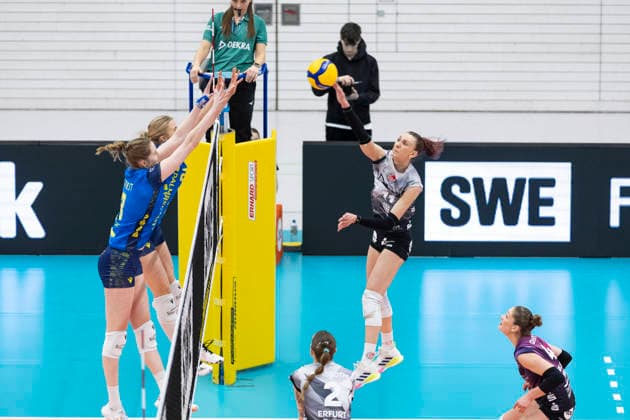 1. Volleyball Bundesliga Frauen: Schwarz-Weiss Erfurt vs. SSC Palmberg Schwerin; Erfurt; 07.02.2026 Isabel Kova?i? ( 11; Schwarz-Weiss Erfurt) gegen Helena Kok ( 20; SSC Palmberg Schwerin) (oben) und Britte Mayke Stuut ( 8; SSC Palmberg Schwerin) (vorne) 1. Volleyball Bundesliga Frauen: Schwarz-Weiss Erfurt vs. SSC Palmberg Schwerin; Riethsporthalle Erfurt; 07.02.2026 Copyright: xBEAUTIFULxSPORTS Duehringx