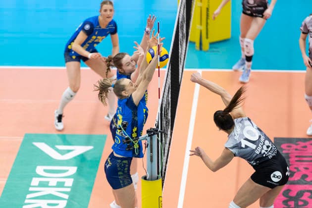 1. Volleyball Bundesliga Frauen: Schwarz-Weiss Erfurt vs. SSC Palmberg Schwerin; Erfurt; 07.02.2026 Kinga Szücs ( 10; Schwarz-Weiss Erfurt) gegen Hannah Kohn ( 12; SSC Palmberg Schwerin) (vorne) und Britte Mayke Stuut ( 8; SSC Palmberg Schwerin) (oben) 1. Volleyball Bundesliga Frauen: Schwarz-Weiss Erfurt vs. SSC Palmberg Schwerin; Riethsporthalle Erfurt; 07.02.2026 Copyright: xBEAUTIFULxSPORTS Duehringx