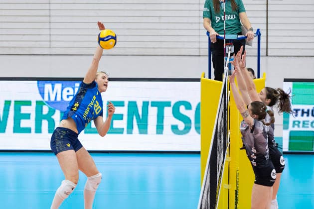1. Volleyball Bundesliga Frauen: Schwarz-Weiss Erfurt vs. SSC Palmberg Schwerin; Erfurt; 07.02.2026 Helena Kok ( 20; SSC Palmberg Schwerin) gegen Emilie Respaut ( 5; Schwarz-Weiss Erfurt) (hinten) und Elizabeth Sandbothe ( 2; Schwarz-Weiss Erfurt) (vorne) 1. Volleyball Bundesliga Frauen: Schwarz-Weiss Erfurt vs. SSC Palmberg Schwerin; Riethsporthalle Erfurt; 07.02.2026 Copyright: xBEAUTIFULxSPORTS Duehringx
