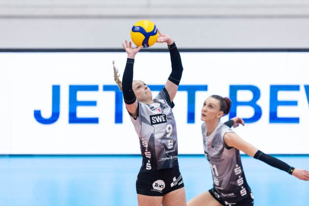 1. Volleyball Bundesliga Frauen: Schwarz-Weiss Erfurt vs. SSC Palmberg Schwerin; Erfurt; 07.02.2026 Antonia Greskamp ( 9; Schwarz-Weiss Erfurt) und Isabel Kova?i? ( 11; Schwarz-Weiss Erfurt) (dahinter) 1. Volleyball Bundesliga Frauen: Schwarz-Weiss Erfurt vs. SSC Palmberg Schwerin; Riethsporthalle Erfurt; 07.02.2026 Copyright: xBEAUTIFULxSPORTS Duehringx