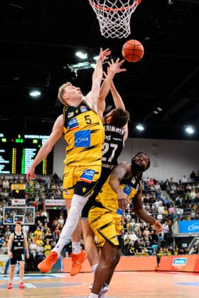 Ludwigsburg, BBL - 25 26 - MHP Riesen Ludwigsburg vs. Bamberg Baskets Toms Skuja (Ludwigsburg), Moritz Krimmer (Bamberg), Traveon Buchanan (Ludwigsburg) Ludwigsburg MHP Arena Baden-Württemberg Deutschland