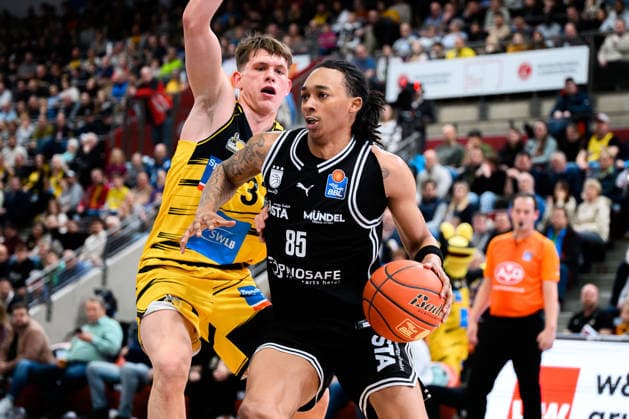 Ludwigsburg, BBL - 25 26 - MHP Riesen Ludwigsburg vs. Bamberg Baskets Julius Baumer (Ludwigsburg), Austin Matthew Crowley (Bamberg) Ludwigsburg MHP Arena Baden-Württemberg Deutschland