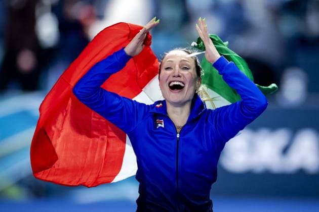 MILAN - Francesca Lollobrigida (ITA) celebrates after winning gold in the 3,000 meters of long track Speed skating, Eisschnelllauf at the Milan Speed Skating Stadium at the Milan Winter Olympics. ROBIN VAN LONKHUIJSEN ANP xVIxANPxSportx xxANPxIVx 549936019 originalFilename: 549936019.jpg
