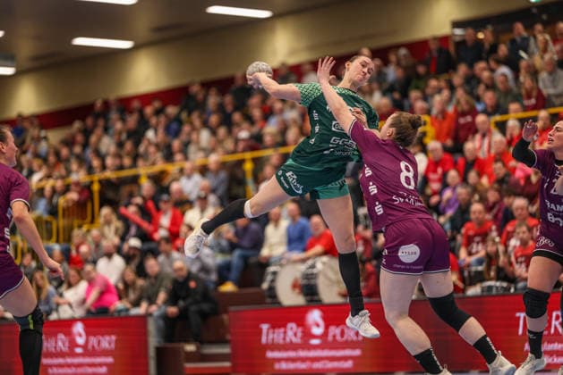 GER, Bensheim, HSG Bensheim Auerbach Flames vs TuS Metzingen, Alsco Handball Bundesliga Frauen, Handball, DHB, Spielzeit 2025 2026, Weststadthalle Bensheim, 16. Spieltag im Bild v.l.: Lena Degenhardt (HSG Bensheim Auerbach Flames Frauen 8), Ida Petzold (TuS Metzingen Handball 8) DFB DFL REGULATIONS PROHIBIT ANY USE OF PHOTOGRAPHS AS IMAGE SEQUENCES AND OR QUASI-VIDEO, 07.02.2026 Copyright: HMBxMedia HendrikxHamelau