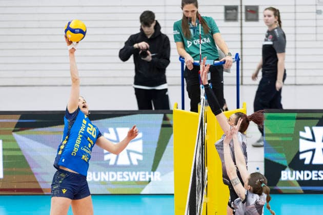 1. Volleyball Bundesliga Frauen: Schwarz-Weiss Erfurt vs. SSC Palmberg Schwerin; Erfurt; 07.02.2026 Helena Kok ( 20; SSC Palmberg Schwerin) gegen Isabel Kova?i? ( 11; Schwarz-Weiss Erfurt) (oben) und Elizabeth Sandbothe ( 2; Schwarz-Weiss Erfurt) (vorne) 1. Volleyball Bundesliga Frauen: Schwarz-Weiss Erfurt vs. SSC Palmberg Schwerin; Riethsporthalle Erfurt; 07.02.2026 Copyright: xBEAUTIFULxSPORTS Duehringx