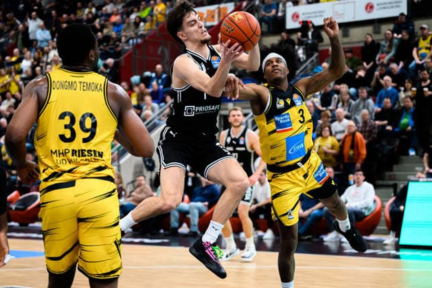 Ludwigsburg, BBL - 25 26 - MHP Riesen Ludwigsburg vs. Bamberg Baskets Zachary Ensminger (Bamberg), Stefan Smith (Ludwigsburg) Ludwigsburg MHP Arena Baden-Württemberg Deutschland