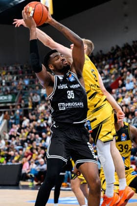 Ludwigsburg, BBL - 25 26 - MHP Riesen Ludwigsburg vs. Bamberg Baskets v. li. im Zweikampf Ejiofor Onu (Bamberg) und Toms Skuja (Ludwigsburg) Ludwigsburg MHP Arena Baden-Württemberg Deutschland
