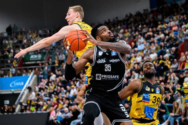 Ludwigsburg, BBL - 25 26 - MHP Riesen Ludwigsburg vs. Bamberg Baskets v.li. Toms Skuja (Ludwigsburg), Ejiofor Onu (Bamberg) Ludwigsburg MHP Arena Baden-Württemberg Deutschland