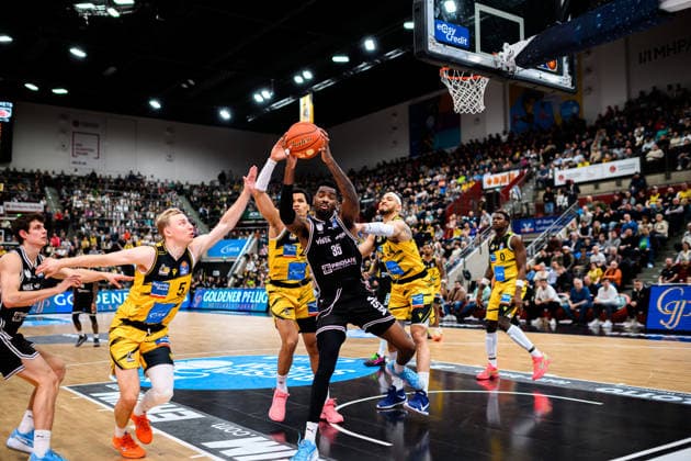 Ludwigsburg, BBL - 25 26 - MHP Riesen Ludwigsburg vs. Bamberg Baskets Toms Skuja (Ludwigsburg), TBrandon Tischler (Ludwigsburg), Ejiofor Onu (Bamberg), Gavin Schilling (Ludwigsburg) Ludwigsburg MHP Arena Baden-Württemberg Deutschland