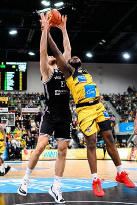 Ludwigsburg, BBL - 25 26 - MHP Riesen Ludwigsburg vs. Bamberg Baskets v. li. im Zweikampf Moritz Krimmer (Bamberg) und Traveon Buchanan (Ludwigsburg) Ludwigsburg MHP Arena Baden-Württemberg Deutschland