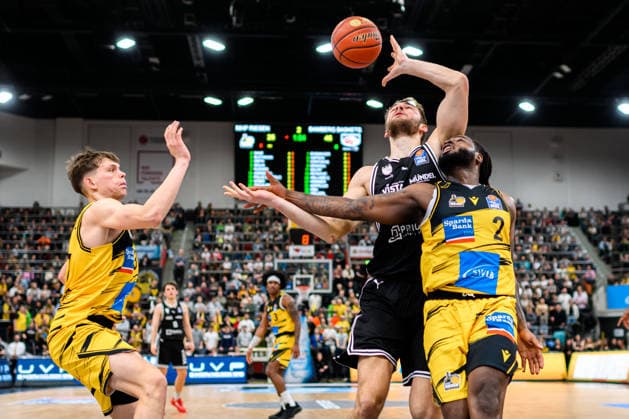 Ludwigsburg, BBL - 25 26 - MHP Riesen Ludwigsburg vs. Bamberg Baskets v.li. Julius Baumer (Ludwigsburg), Moritz Krimmer (Bamberg), Traveon Buchanan (Ludwigsburg) Ludwigsburg MHP Arena Baden-Württemberg Deutschland