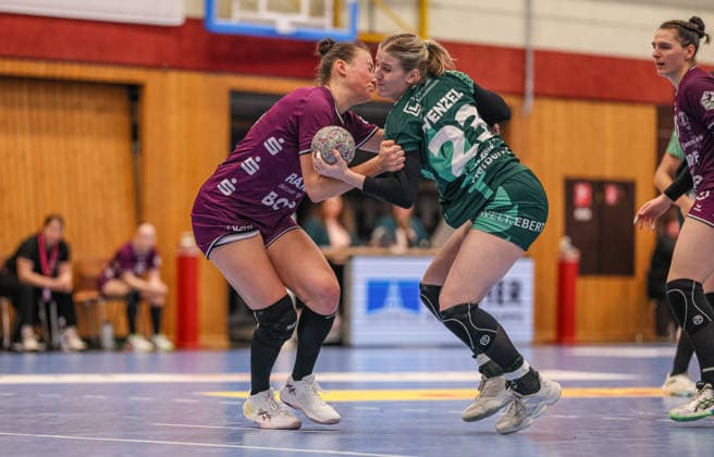 GER, Bensheim, HSG Bensheim Auerbach Flames vs TuS Metzingen, Alsco Handball Bundesliga Frauen, Handball, DHB, Spielzeit 2025 2026, Weststadthalle Bensheim, 16. Spieltag im Bild v.l.: Carolin Hübner (TuS Metzingen Handball 56), Nele Wenzel (HSG Bensheim Auerbach Flames Frauen 23) DFB DFL REGULATIONS PROHIBIT ANY USE OF PHOTOGRAPHS AS IMAGE SEQUENCES AND OR QUASI-VIDEO, 07.02.2026 Copyright: HMBxMedia HendrikxHamelau