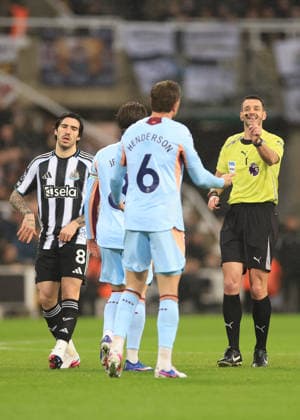 Newcastle United v Brentford Premier League Referee Andy Madley (right) speaks with Jordan Henderson of Brentford during the Premier League match at St. James s Park, Newcastle 07 02 2026 UK Newspapers OUT Copyright: xFredxPalmerx FIL-22936-0083