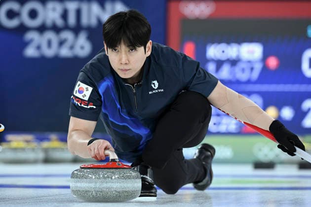 (260207) -- CORTINA D AMPEZZO, Feb. 7, 2026 -- Jeong Yeongseok of South Korea competes during the curling mixed doubles round robin session 8 match between South Korea and the Czech Republic of the 2026 Milan-Cortina Winter Olympics in Cortina D Ampezzo, Italy, Feb. 7, 2026. ) (MICO2026)ITALY-CORTINA D AMPEZZO-OLYMPIC Winter games, Winterspiele,Spiele, Summer games CURLING-MIXED DOUBLES-ROUND ROBIN LianxYi 