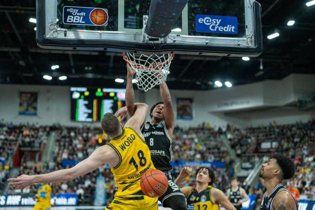 Jonas Wohlfarth-Bottermann (MHP RIESEN Ludwigsburg, 18), Demarcus Marquette Demonia (Bamberg Baskets, 08), GER, MHP Riesen vs. BMA365 Bamberg Baskets, Basketball Bundesliga, easycredit BBL, 19. Spieltag, Spielzeit 2025 2026, 07.02.2026, GER, MHP Riesen vs. BMA365 Bamberg Baskets, Basketball Bundesliga, easycredit BBL, 19. Spieltag, Spielzeit 2025 2026, 07.02.2026 Ludwigsburg Copyright: xEibner-Pressefoto SaschaxWaltherx EP_EER