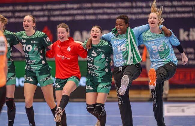 GER, Bensheim, HSG Bensheim Auerbach Flames vs TuS Metzingen, Alsco Handball Bundesliga Frauen, Handball, DHB, Spielzeit 2025 2026, Weststadthalle Bensheim, 16. Spieltag im Bild: HSG Bensheim Auerbach Flames gewinnen gegen die TuS Metzingen Handball Frauen, Jubel, Freude und Emotionen nach dem Sieg DFB DFL REGULATIONS PROHIBIT ANY USE OF PHOTOGRAPHS AS IMAGE SEQUENCES AND OR QUASI-VIDEO, 07.02.2026 Copyright: HMBxMedia HendrikxHamelau